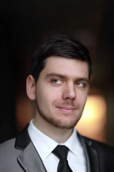 Close up.portrait de um belo homem de negócios em um fundo escuro — Fotografia de Stock