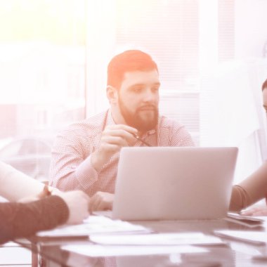 finansal veriler görüşmek üzere iş adamı ve iş takım