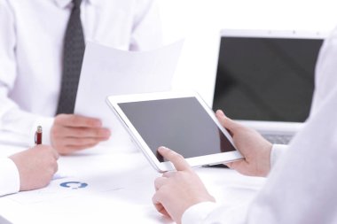partners.business kavramı bulmak için bir dijital tablet yakın up.the işadamı kullanır