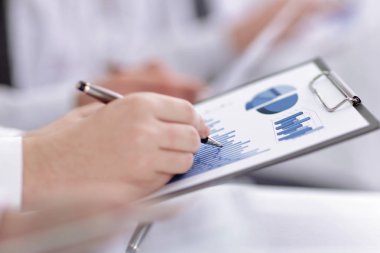 yakın up.an çalışan bir dijital tablet bir iş toplantısında kullanır.