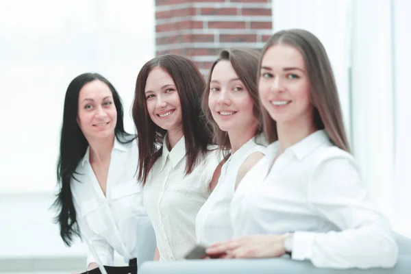 Grupo de mujer de negocios de éxito sentado en el pasillo de la oficina.foto con espacio para copias — Foto de Stock