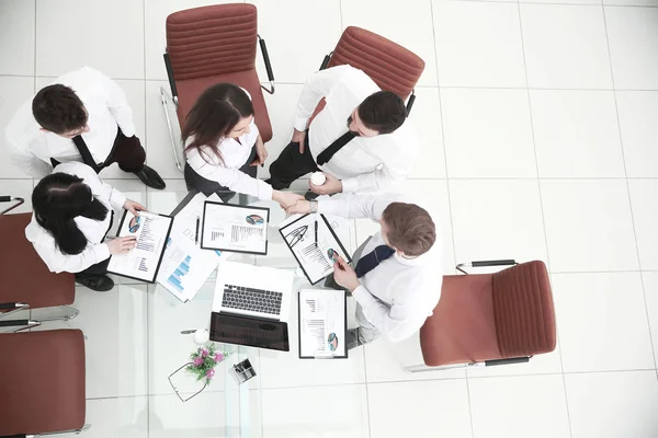 Vista superiore.colleghi che si stringono la mano prima di una riunione di lavoro in ufficio — Foto Stock