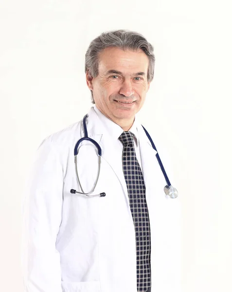 Retrato de um terapeuta médico maduro. Isolado em fundo branco — Fotografia de Stock