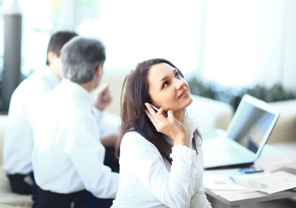 Mulher de negócios falando no telefone celular no escritório — Fotografia de Stock