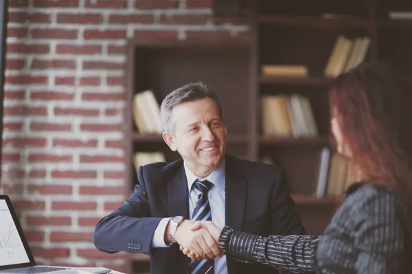 Obchodní partneři, ve schvalování transakce s handshake. — Stock fotografie