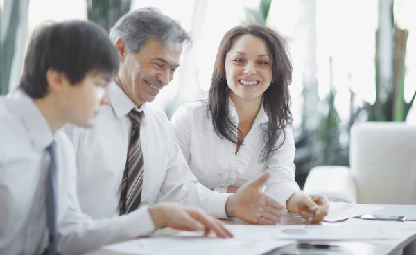 Nahaufnahme. Mitarbeiter, die im Büro mit Dokumenten arbeiten — Stockfoto