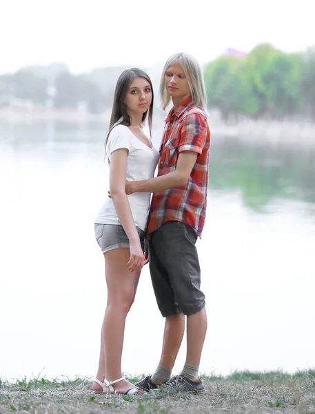 Pareja de estudiantes de pie cerca de un gran lake.photo con espacio para copiar —  Fotos de Stock