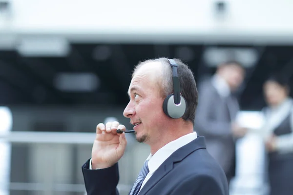 Operador de retrato call center em fundo borrado — Fotografia de Stock