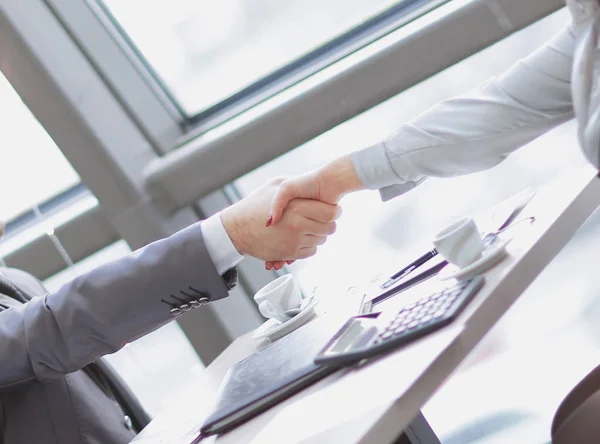 Handslag Manager och klienten över ett skrivbord — Stockfoto