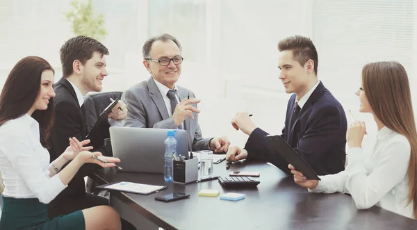 Gerente y grupo empresarial discutiendo documentos financieros — Foto de Stock