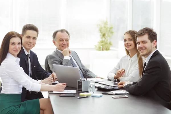 Porträt eines erfolgreichen Geschäftsteams am Arbeitsplatz — Stockfoto