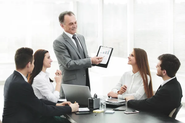 Lachende Manager weergegeven: een business-team, een grafiek met financiële gegevens. — Stockfoto