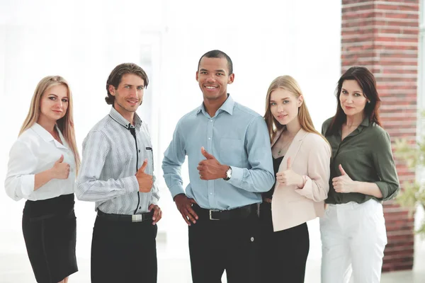 Equipe de negócios multinacional de sucesso mostrando polegar para cima — Fotografia de Stock