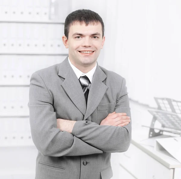 Retrato de un joven profesional en el fondo de la oficina — Foto de Stock