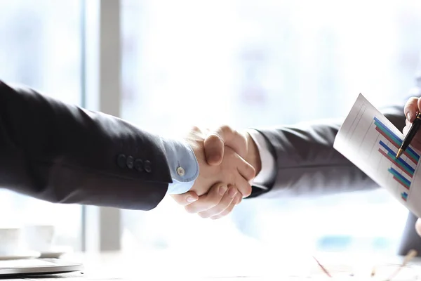 Uzavřít up.handshake obchodní partnery v tabulka sady office — Stock fotografie