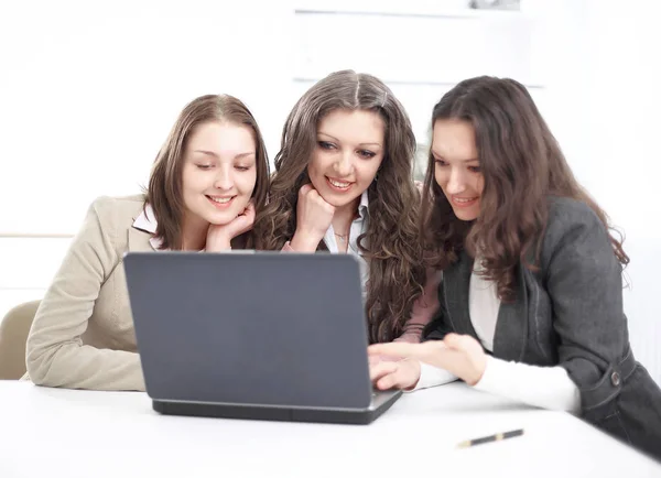 Empleados más jóvenes mirando la pantalla del ordenador portátil en la oficina . — Foto de Stock