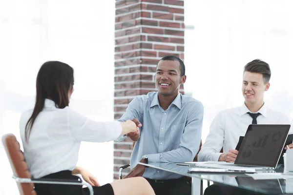 Closeup.a handdruk van een Manager en de werknemer in het kantoor. — Stockfoto