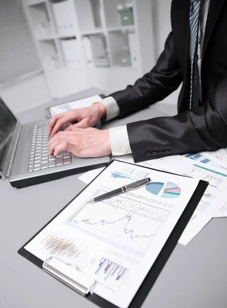 Close up. businessman uses laptop to check financial data — Stock Photo, Image