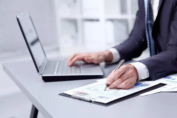 Fecha. empresário usa laptop para testar gráficos financeiros — Fotografia de Stock