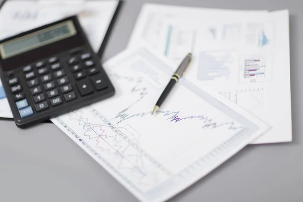 Close up.pen, gráfico financiero y calculadora sobre el hombre de negocios —  Fotos de Stock