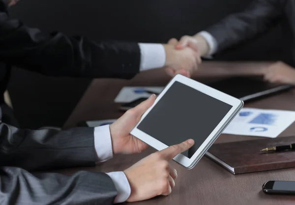 Zakenman maakt gebruik van een digitaal tablet tijdens een briefing in het kantoor — Stockfoto