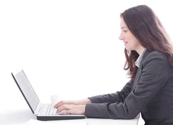 Mujer de negocios exitosa escribiendo en un ordenador portátil — Foto de Stock