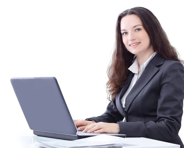 Vista laterale.donna d'affari digitando su un computer portatile . — Foto Stock