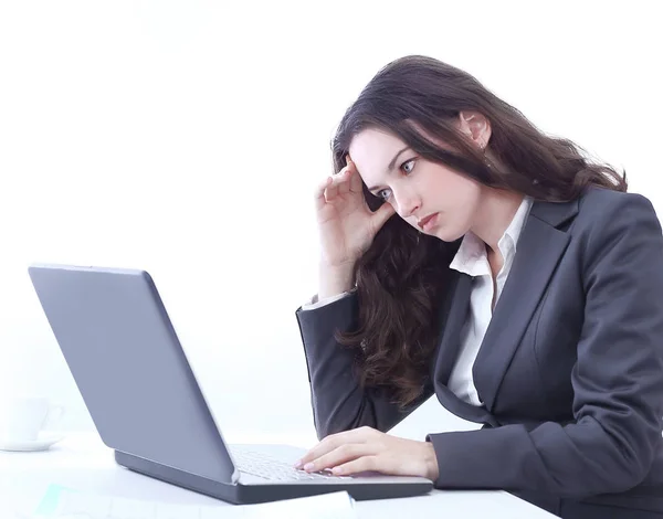 Mujer de negocios frustrado sentado frente a una computadora portátil abierta — Foto de Stock