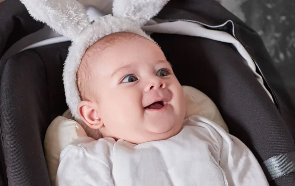 チャイルド シートで横になっているウサギ衣装で赤ちゃん. — ストック写真