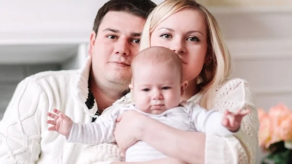 Família feliz no fundo de uma acolhedora sala de estar — Fotografia de Stock