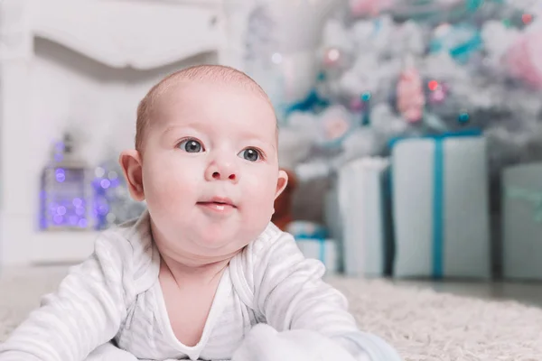 Mooie baby liggend op het tapijt in de woonkamer gezellig — Stockfoto