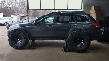 Siyah bir araba araba atölye için hidrolik krikolar.