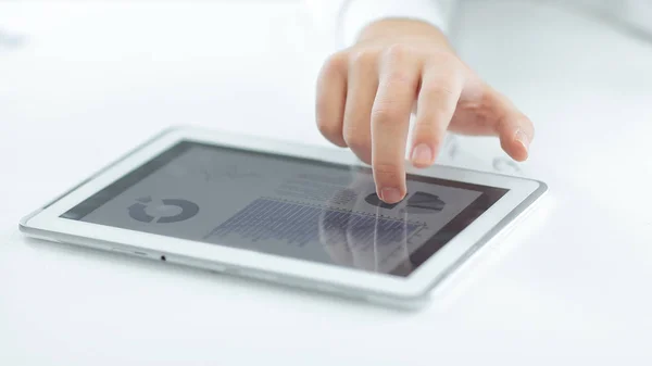Close up. Geschäftsmann mit digitalem Tablet. Foto mit Kopierraum — Stockfoto