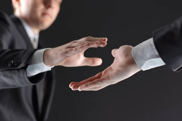 Två affärsmän håller ut sina händer för ett handslag. — Stockfoto