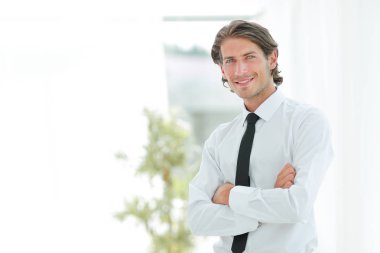 office arka plan üzerinde ciddi genç işadamı