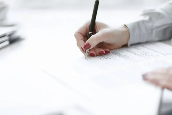 Close up.business mulher assinar um contrato lucrativo — Fotografia de Stock
