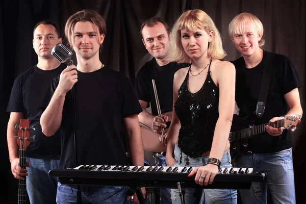 Portret van een student muzikale groep in repetitie. — Stockfoto