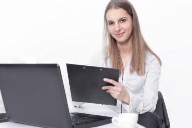 Office belgeleri ile çalışan kadın yönetici asistanı.