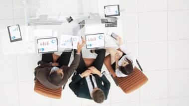 mali belgeleri tartışırken top.business ekibinden görüntülemek