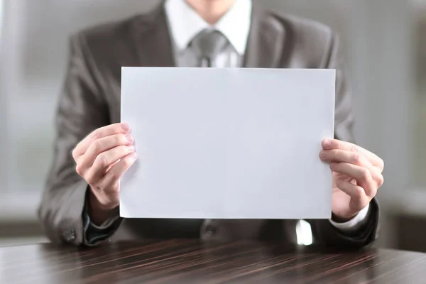 Close up.businessman mostrando folha de papel em branco — Fotografia de Stock