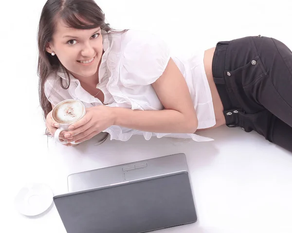 Nowoczesne, młoda kobieta z laptopa na podłodze . — Zdjęcie stockowe
