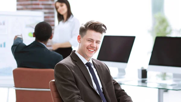 Portrait de jeunes employés assis près du bureau — Photo