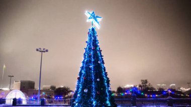 Noel ağacı kasaba meydanında dekore edilmiş.