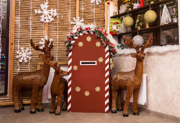 Cervo e una cassetta postale per le lettere a Babbo Natale — Foto Stock
