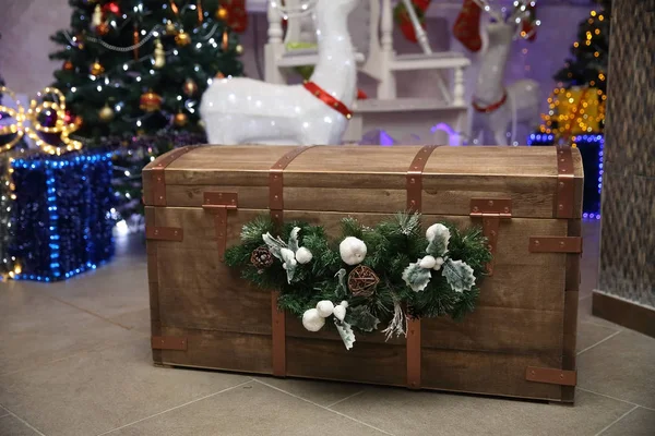Vicino. petto di legno con regali di Natale — Foto Stock