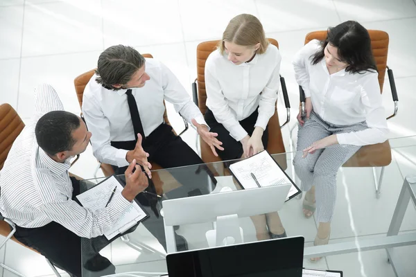 Equipo de negocios discutiendo un concepto de negocio document.the. — Foto de Stock