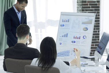 yeni bir mali proje sunumu iş takım hazırlar