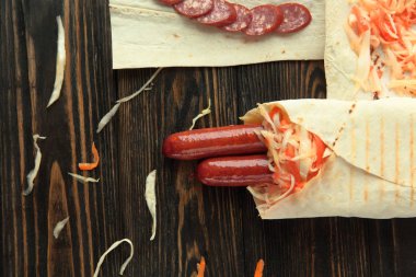 dilimlenmiş salam ve Shawarma üzerinde kopya ile ahşap arka plan .photo