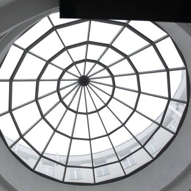 Bir modern ofis building.business arka plan iç metal ve cam ayrıntılarını