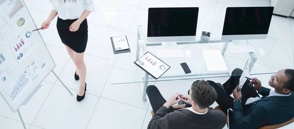 Joven mujer de negocios haciendo una presentación a su equipo de negocios — Foto de Stock